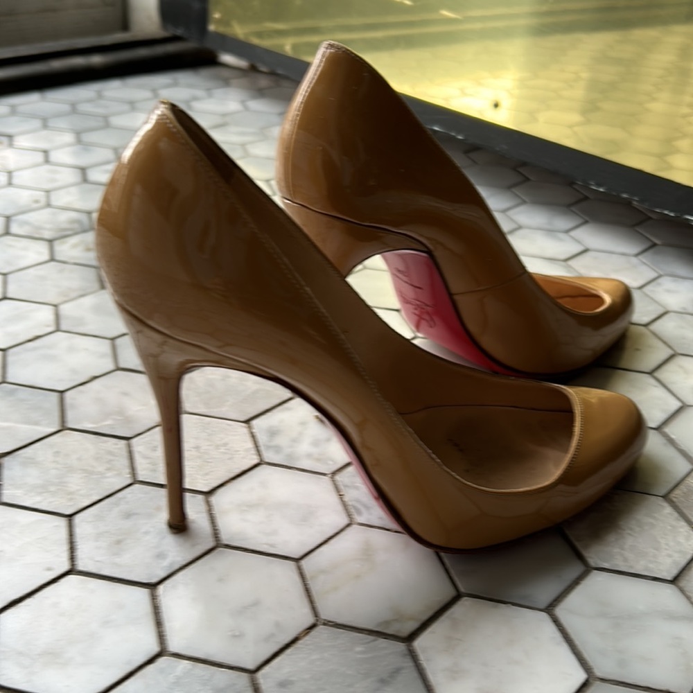 Christian Louboutin nude stiletto peep toe cleavage pump shiny - Picture 9 of 9